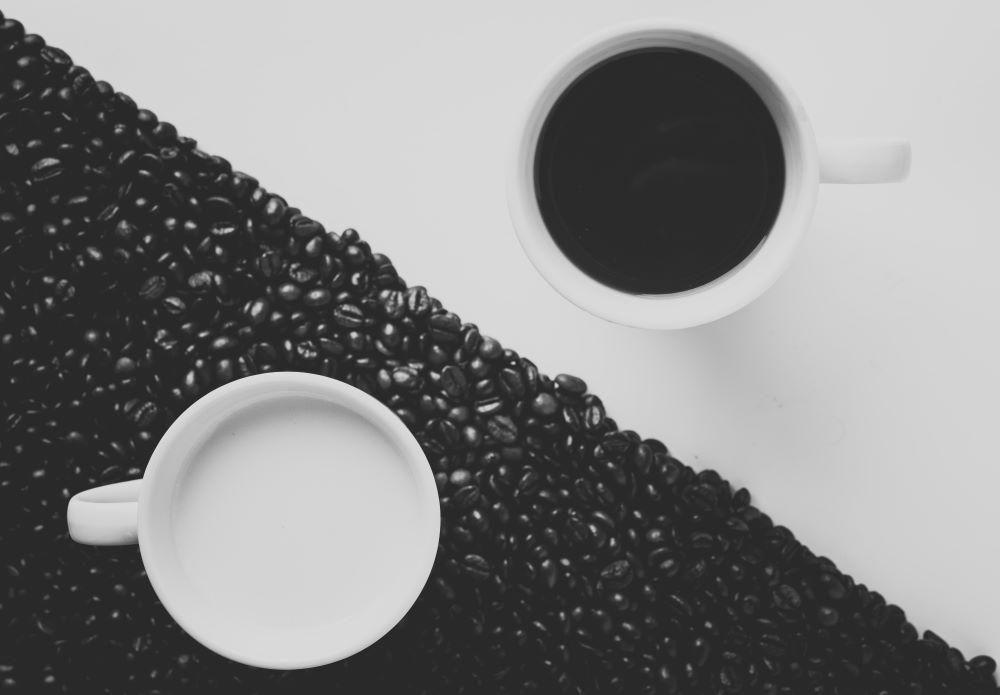 picture of black and white coffee mugs to represent binary thinking from religious trauma